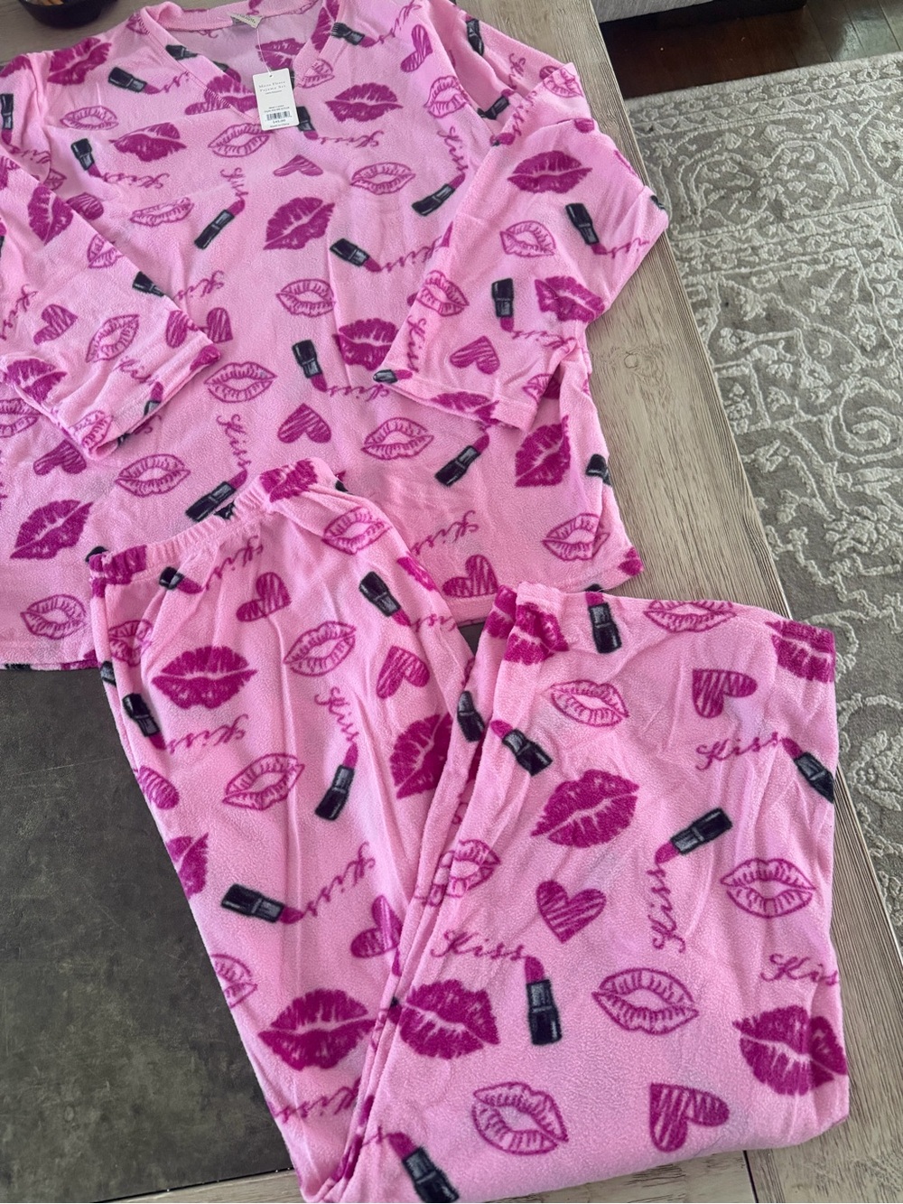 Mayfair Micro fleece Cozy lips -Print V-Neck Pajama Set - pink - Picture 2 of 7
